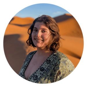 Photo de profil Emma dans les dunes au Maroc